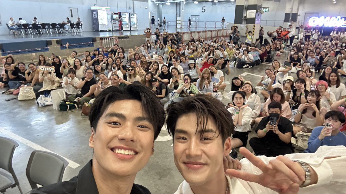 GmmtvShop's tweet photo. พาความน่ารักของ โอม-เล้ง ในกิจกรรม Fansign งานสัปดาห์หนังสือแห่งชาติ ครั้งที่ 52 และงานสัปดาห์หนังสือนานาชาติ ครั้งที่ 22 มาฝากทุกคนค่า

@ohmpawatt @Lengso_

#OhmLengxBookFair2024
#GMMTVxBookFair2024
#GMMTV https://t.co/KDMvVQLiJY
