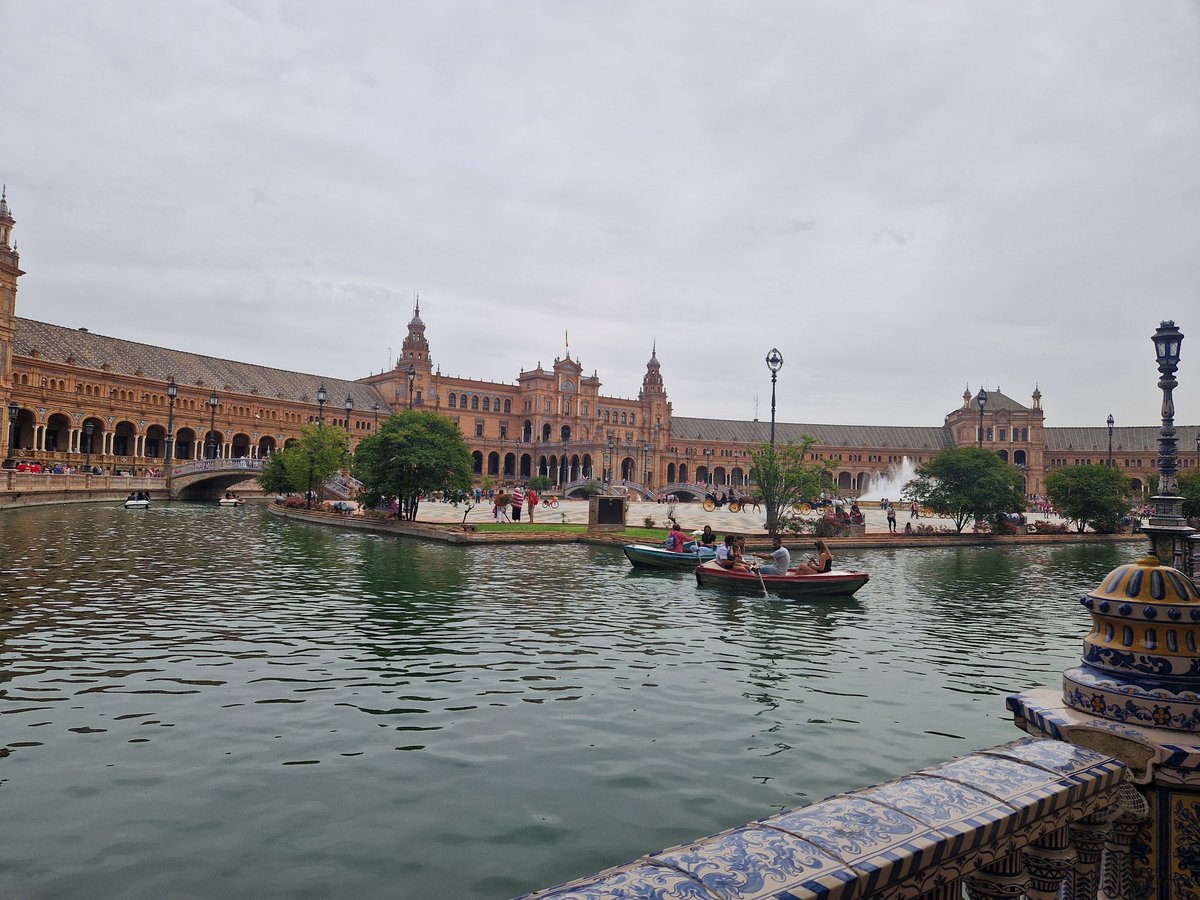 Canto_digital's tweet photo. Suite du séjour de la classe euro espagnol du @LP2I_86 - Pause à Séville en attendant le bus. Repos, déjeuner à l'ombre et visite de la Plaza de España. Trouverez-vous quelle saga hyper célèbre a pour décor cette place ? https://t.co/SI4LPmQT1S