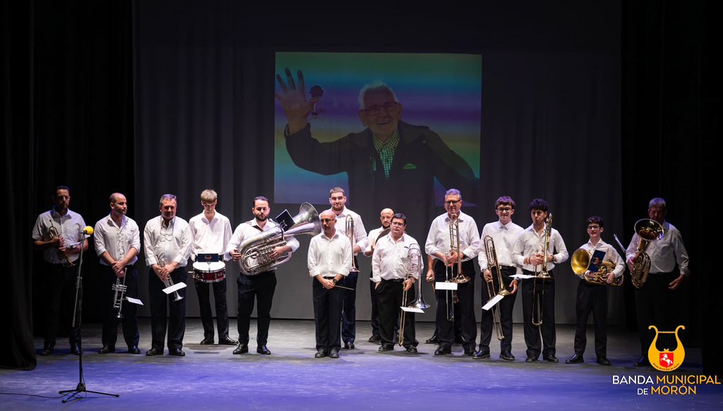 En el día de ayer un grupo de metales y percusión de nuestra formación participaron en la celebración de Radio Morón por sus 65 años de historia.

En dicha gala, se rindió homenaje a Juan José García López, escritor, cronista de la villa y músico de honor de nuestra formación.