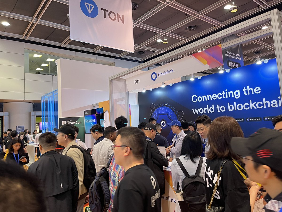 legeishere's tweet photo. #Chainlink booth is crowded, love you guys. Tokenized the world! The future is on!!! https://t.co/Iwbbj2IJGu