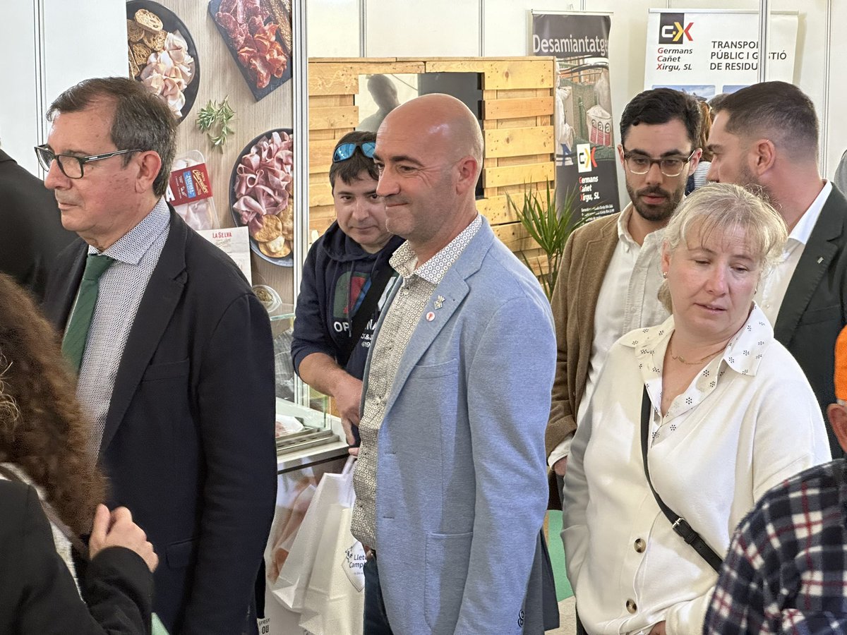 llagosteraldia's tweet photo. 📣L’alcalde de #Llagostera assisteix a la inauguració de la #FiraCampllong que enguany celebra 40 anys.

✅Hi participen varies empreses de #Llagostera

🙌Des de #Llagostera us desitgem molt bona fira‼️ https://t.co/4rA1evmPQD