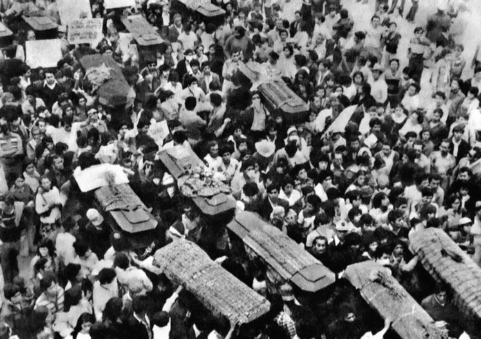 Rafael Correa says there is "no precedent in Latin American history" for #Ecuador's raid on Mexico's Embassy. Sadly there is one... When #Guatemala attacked the Spanish Embassy in 1980, killing dozens of campesino activists &amp; <a href="/RigobertMenchu/">Rigoberta Menchú Tum</a>'s father.  democracynow.org/2015/1/20/pt_2…