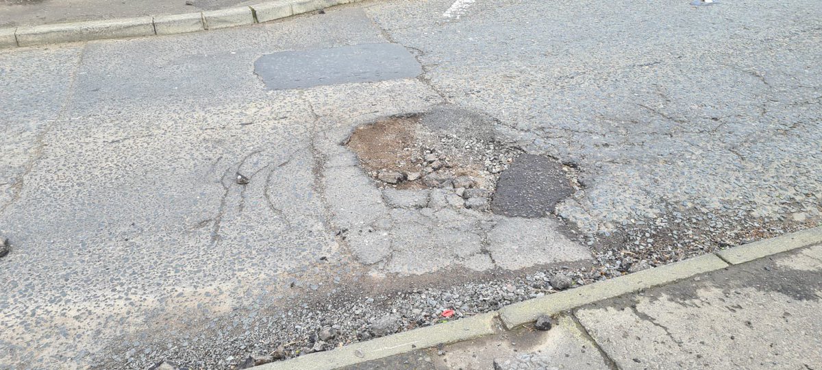 I’ve had numerous messages today regarding the dangerous pothole at the jctn of East Link Road / Old Dundonald Road. I spoke directly with @deptinfra to raise the need for an urgent repair. Several vehicles already damaged. Section office need to prioritise this.