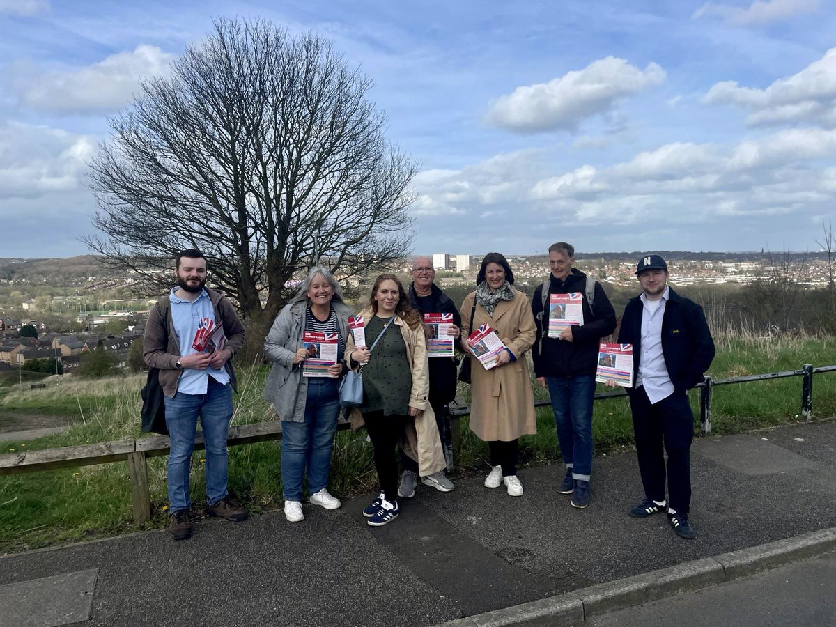 Out on the Wythers with the local @UKLabour team yesterday evening. Vote Richard Banks in #Armley on 2nd May and for @RachelReevesMP whenever Rishi has the courage to call an election 🌹