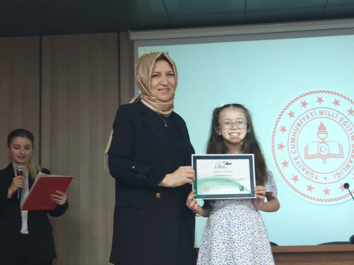 BagcilarBilsem's tweet photo. Yeşilay’in duzenledigi ‘ Sağlıklı Nesil Sağlıklı Gelecek “ yetenek yarışmasında İstanbul il birincisi olan ögrencimiz Betul Can’a İl Milli eğitim’de düzenlenen törenle  hediyesi verildi. Ögrencimizi ve Danışman öğretmenimizi kutluyoruz. https://t.co/9iWHfBZrbf