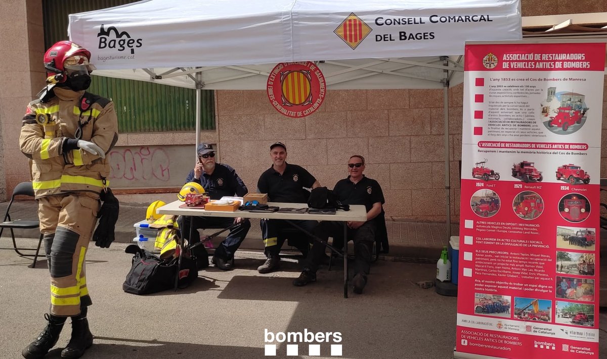 bomberscat's tweet photo. Durant aquest cap de setmana, l’Associació de Restauradors de Vehicles Antics #bomberscat estarem a la Fira d'Artés. Podeu trobar-nos amb un dels vehicles antics a la plaça Sant Cristòfol, juntament amb #ADFcat, @mossos i #PoliciaLocal https://t.co/yxVT4Pev1f