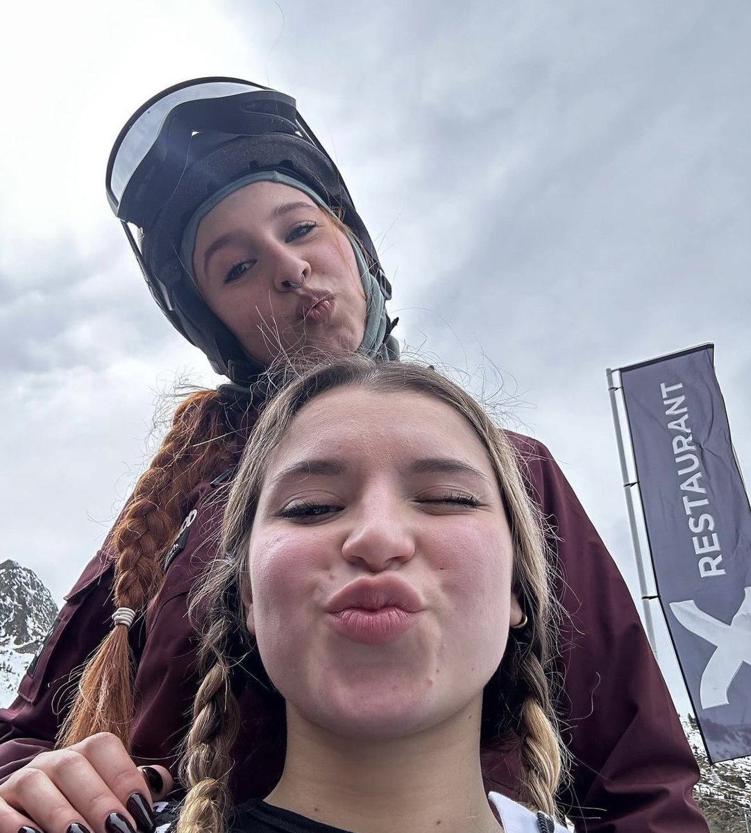 angelslikey0u's tweet photo. son elsa y anna https://t.co/60rJS2zC9l