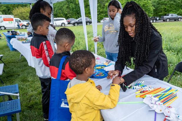 The <a href="/fonarboretum/">FONA</a> sale offers plants and garden supplies, but also kid's activities, workshops, a Vendor Village and a chance to learn how to build a raised garden bed with <a href="/wsjenks/">Jenks Hardware</a> ➡ New Event: Shop Arboretum Garden Fair, Plant Sale hillrag.com/events/shop-ar…