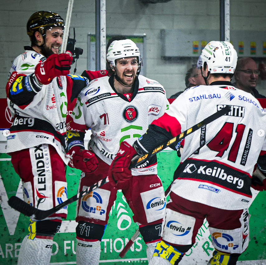 eispiraten's tweet photo. ❤️‍🔥 Kämpferherzen ❤️‍🔥
_____
#ebrepc #epc #eispiraten #crimmitschau #del2 #playoffs #halbfinale #spiel5 #auswärtsspiel #auswärtssieg #eisbären #regensburg #TraditionLeidenschaftEmotion 📸 agripi https://t.co/afaSJemvZY