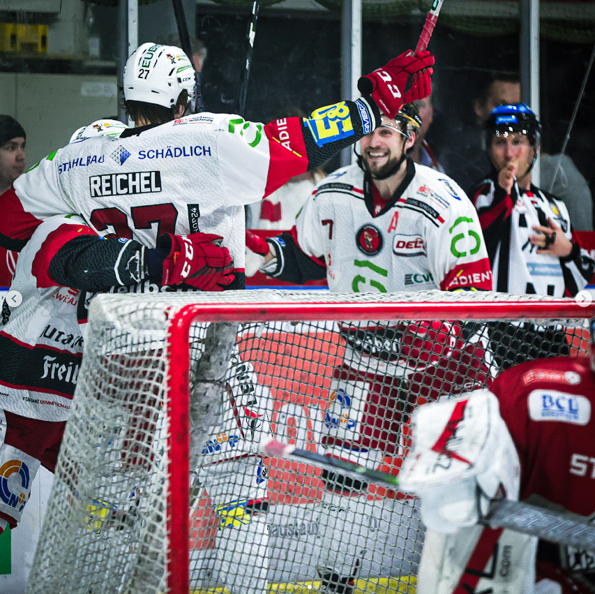 eispiraten's tweet photo. ❤️‍🔥 Kämpferherzen ❤️‍🔥
_____
#ebrepc #epc #eispiraten #crimmitschau #del2 #playoffs #halbfinale #spiel5 #auswärtsspiel #auswärtssieg #eisbären #regensburg #TraditionLeidenschaftEmotion 📸 agripi https://t.co/afaSJemvZY