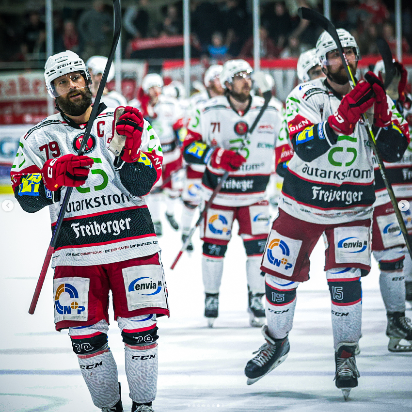 eispiraten's tweet photo. ❤️‍🔥 Kämpferherzen ❤️‍🔥
_____
#ebrepc #epc #eispiraten #crimmitschau #del2 #playoffs #halbfinale #spiel5 #auswärtsspiel #auswärtssieg #eisbären #regensburg #TraditionLeidenschaftEmotion 📸 agripi https://t.co/afaSJemvZY