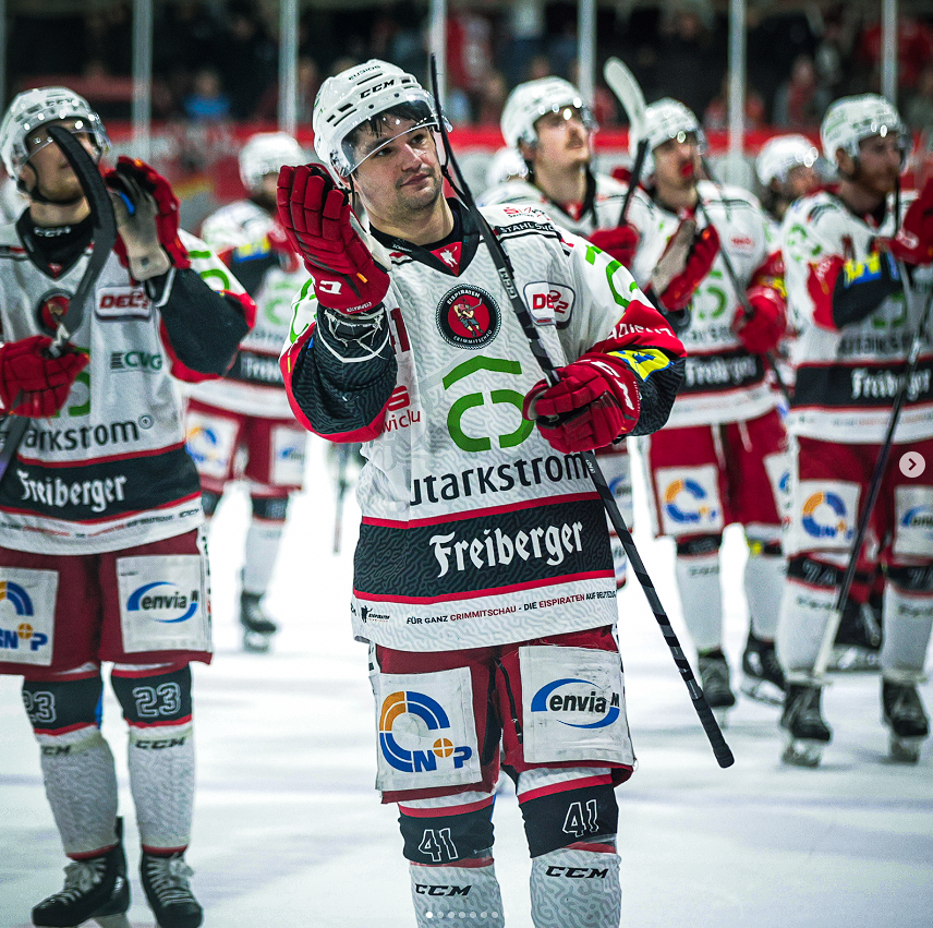 eispiraten's tweet photo. ❤️‍🔥 Kämpferherzen ❤️‍🔥
_____
#ebrepc #epc #eispiraten #crimmitschau #del2 #playoffs #halbfinale #spiel5 #auswärtsspiel #auswärtssieg #eisbären #regensburg #TraditionLeidenschaftEmotion 📸 agripi https://t.co/afaSJemvZY