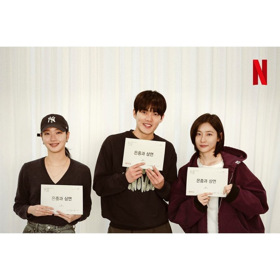 infodrakor_id's tweet image. #AhnBoHyun bener bener adil banget 🤣

Ngirim dua food truck buat Yumi sama Saeyi di lokasi syuting drama Netflix #TwoWomen 

Satu buat Yumi #KimGoEun satu buat Saeyi #ParkJiHyun 👌