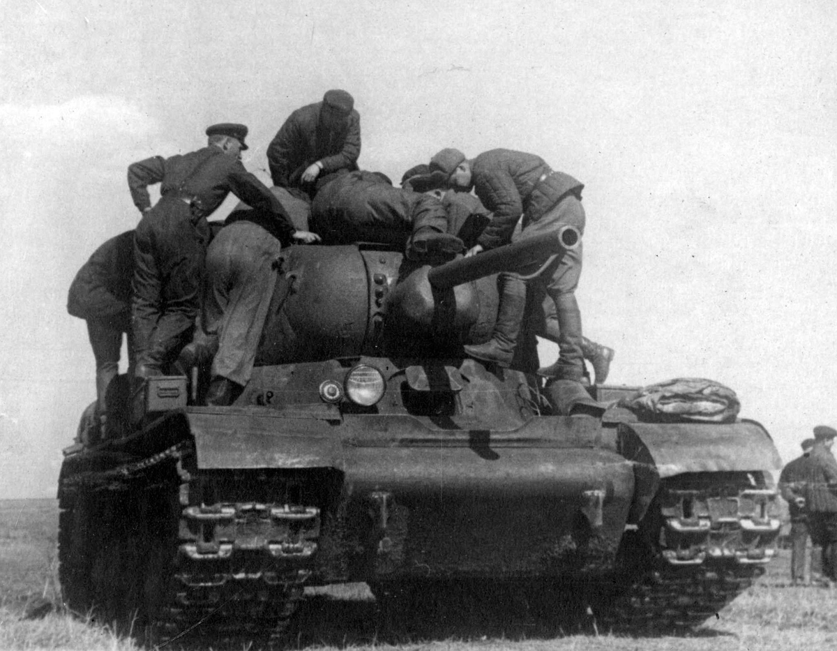 Inspection des chars IS-1 et IS-2 en avril 1943 durant les essais de mobilité des véhicules.