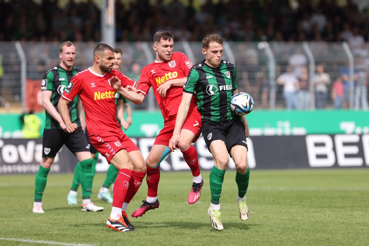 3‘ Früher Rückstand im Preußenstadion. Regensburg spielt den Vorteil nach Foulspiel perfekt aus ⚫️⚪️💚 #scp06 ___ #SCPSSV 0:1