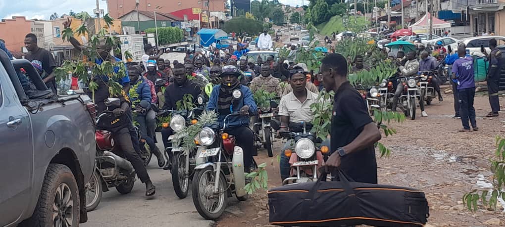 DailyMonitor's tweet photo. Hundreds of FDC supporters welcome their former party president, Dr @kizzabesigye1  in Bushenyi District, western Uganda on April 6, 2024.
Dr Besigye and other FDC-Katonga faction leaders are in Bushenyi to consult party supporters on whether to form a new party ahead of the 2026 general election. 

#MonitorUpdates 
📸 MILTON BANDIHO