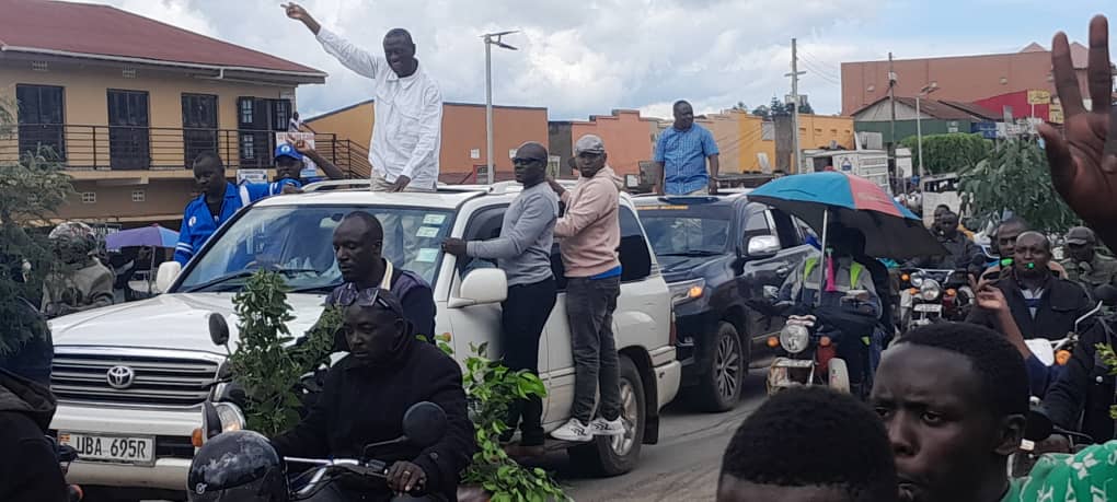 Daily Monitor (@dailymonitor) on Twitter photo Hundreds of FDC supporters welcome their former party president, Dr <a href="/kizzabesigye1/">Kifefe Kizza-Besigye</a> in Bushenyi District, western Uganda on April 6, 2024.
Dr Besigye and other FDC-Katonga faction leaders are in Bushenyi to consult party supporters on whether to form a new party ahead of the 2026 Hundreds of FDC supporters welcome their former party president, Dr <a href="/kizzabesigye1/">Kifefe Kizza-Besigye</a> in Bushenyi District, western Uganda on April 6, 2024.
Dr Besigye and other FDC-Katonga faction leaders are in Bushenyi to consult party supporters on whether to form a new party ahead of the 2026