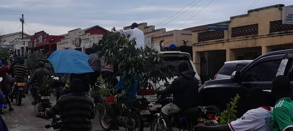 DailyMonitor's tweet photo. Hundreds of FDC supporters welcome their former party president, Dr @kizzabesigye1  in Bushenyi District, western Uganda on April 6, 2024.
Dr Besigye and other FDC-Katonga faction leaders are in Bushenyi to consult party supporters on whether to form a new party ahead of the 2026 general election. 

#MonitorUpdates 
📸 MILTON BANDIHO
