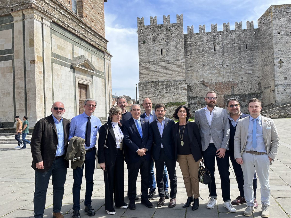 Con gli amici candidati di @forza_italia, una foto davanti la Basilica di Santa Maria e il Castello dell’Imperatore a #Prato!