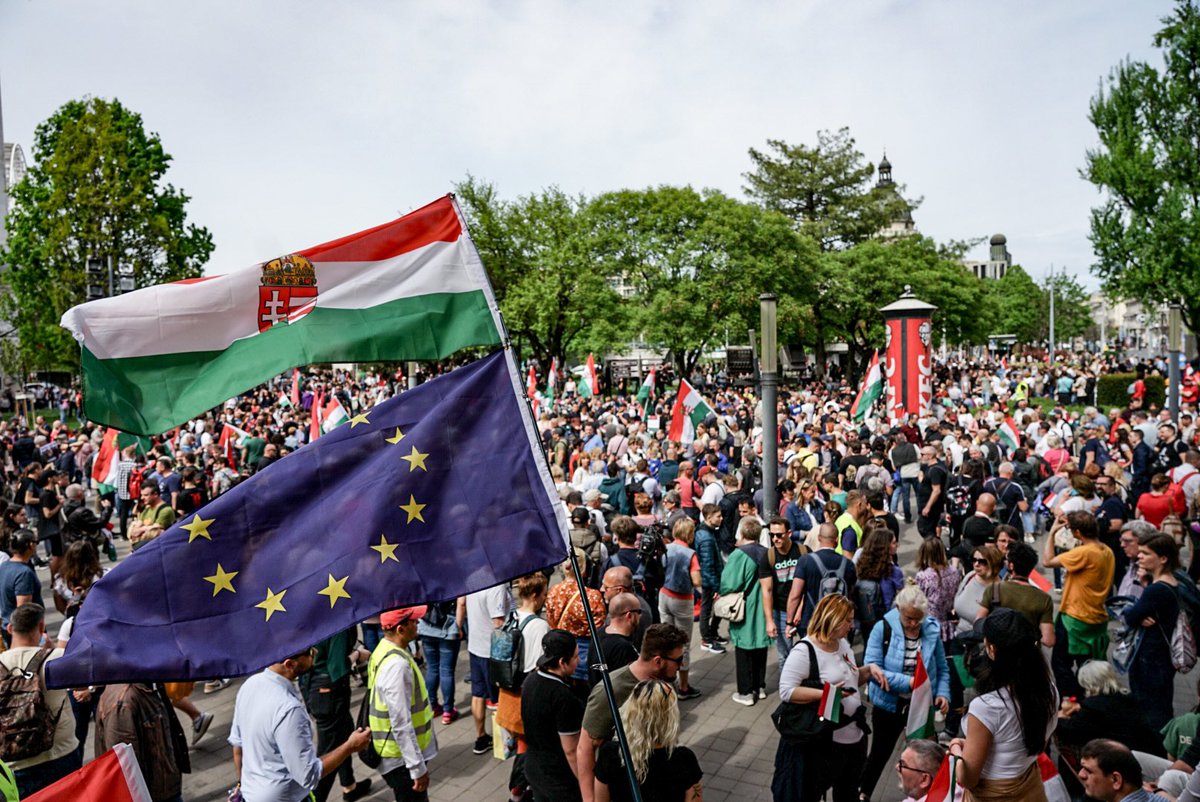 When I said huge, I was not exaggerating. Tens of thousands are certainly here. This is the end of the crowd, marching to Kossuth square.