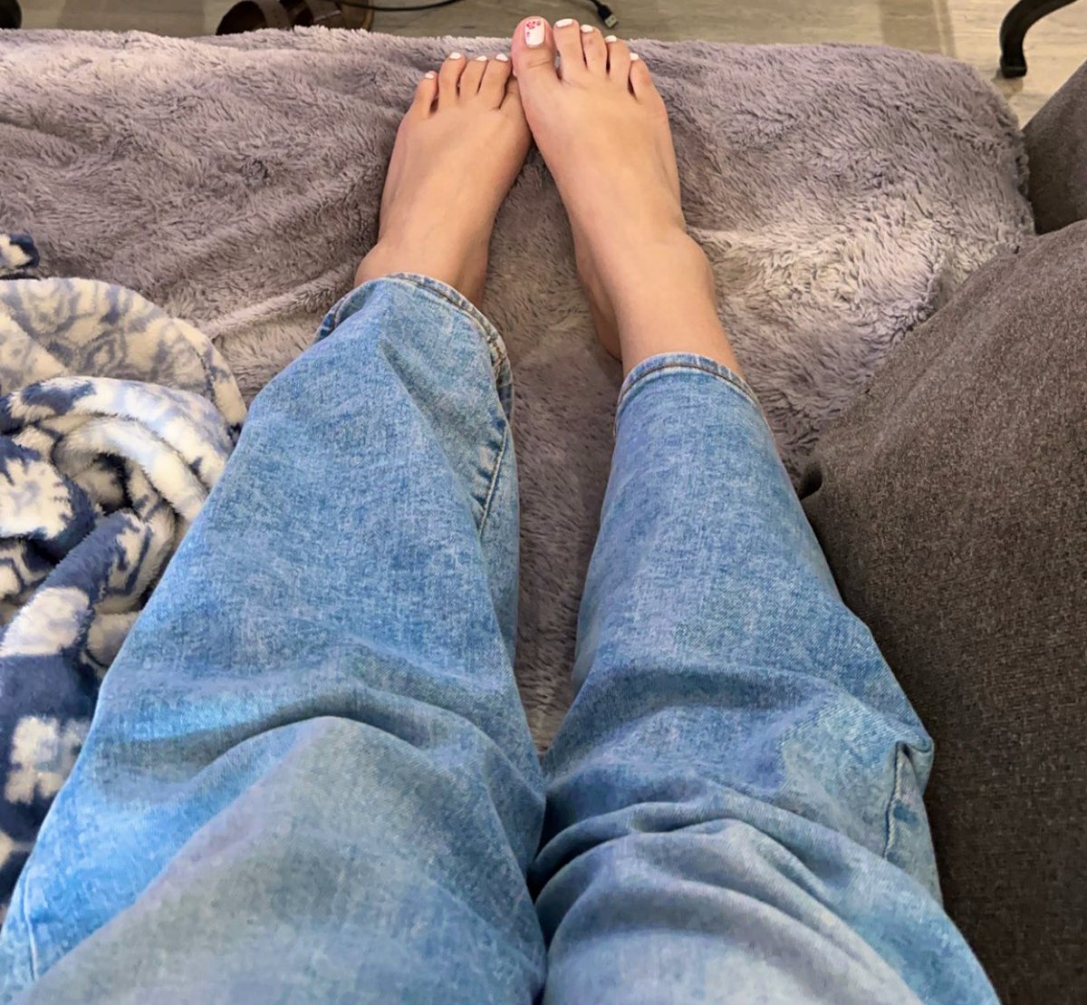 I know it’s been a long min but play footsies w me🥺⭐️💘 #flowerfeet #feetworshi̇p #feet