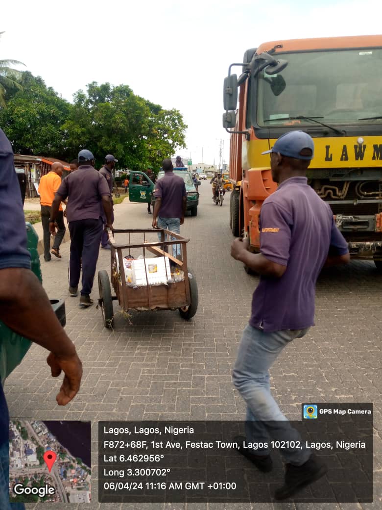 LAWMA @Lawma_gov monitoring and enforcement team on morning duty at FESTAC town, Amuwo Odofin to apprehend some illegal cart pushers who collect refuse and waste from residents and market traders around the environment to dump illegally by the roadside, walkway, and median…