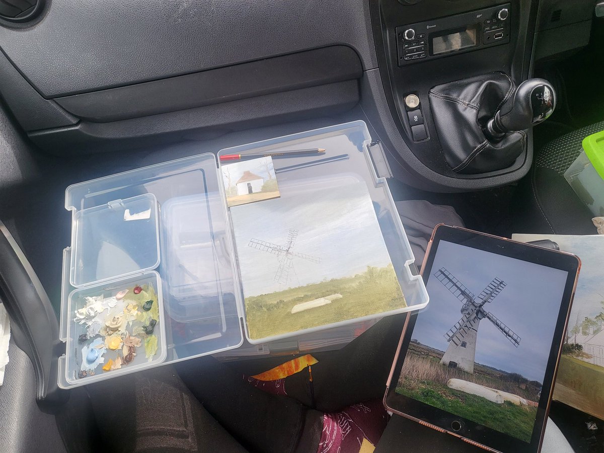 Today, the front of my microcamper doubles up as my mobile art studio 😁 Great natural light and so warm in the sunshine... #oilpainting #artist #vanlife