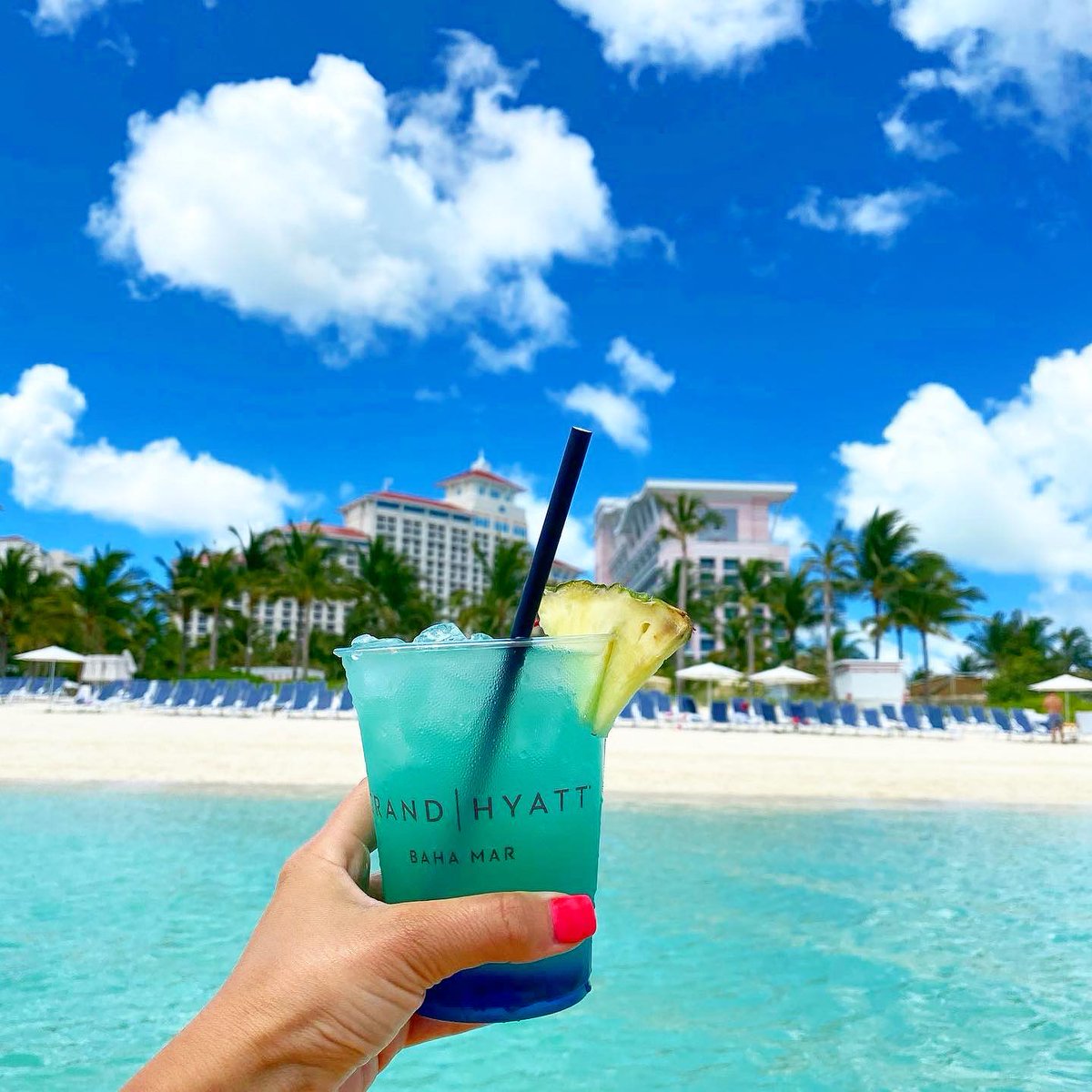 Sip, relax, and let your worries drift away in the waves in Paradise🏝️🍹 📷: samosaswmimosas & travelingearsvacations