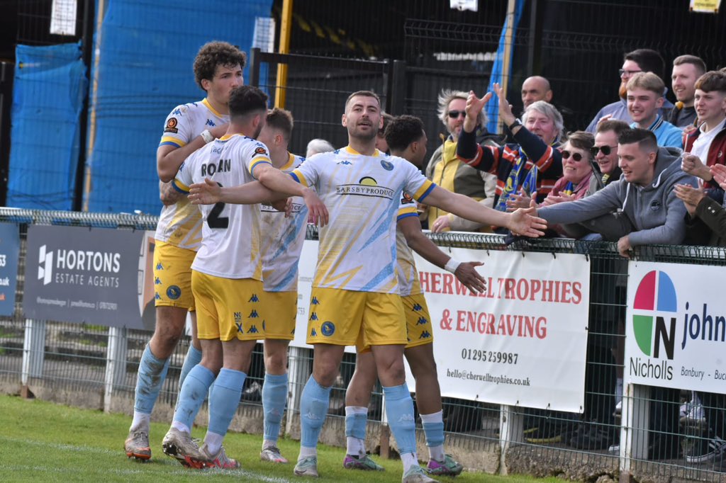 Yet another finish from JM33. ⚽️

#UpTheLynn 💙💛