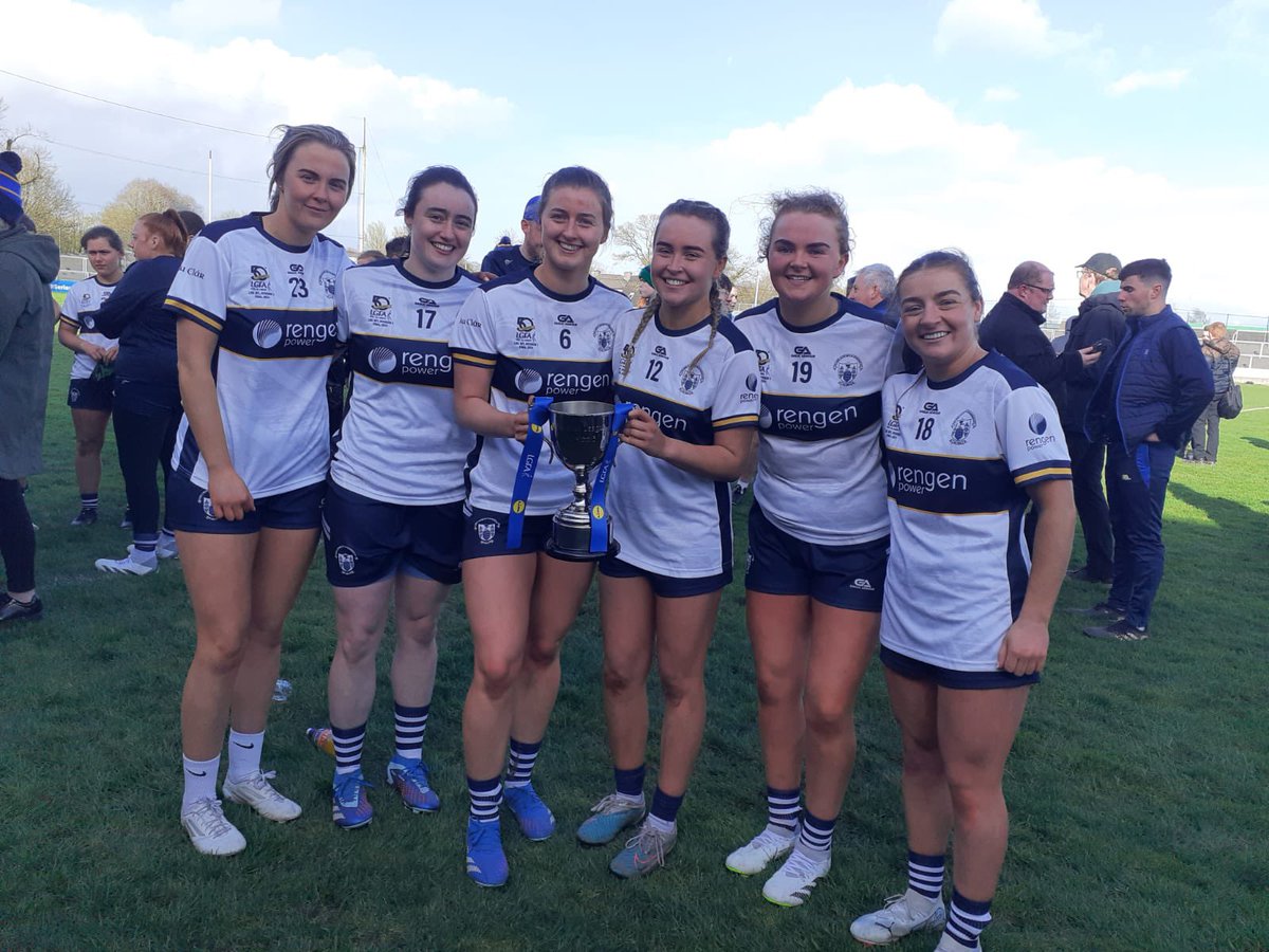 Well done to Chloe, Rebecca, Joanna, Amy, Ciara McCarthy, Ciara Hickey and the @Clarelgfa players and management on winning the National League Division 3 Title. 💛💙💛💙