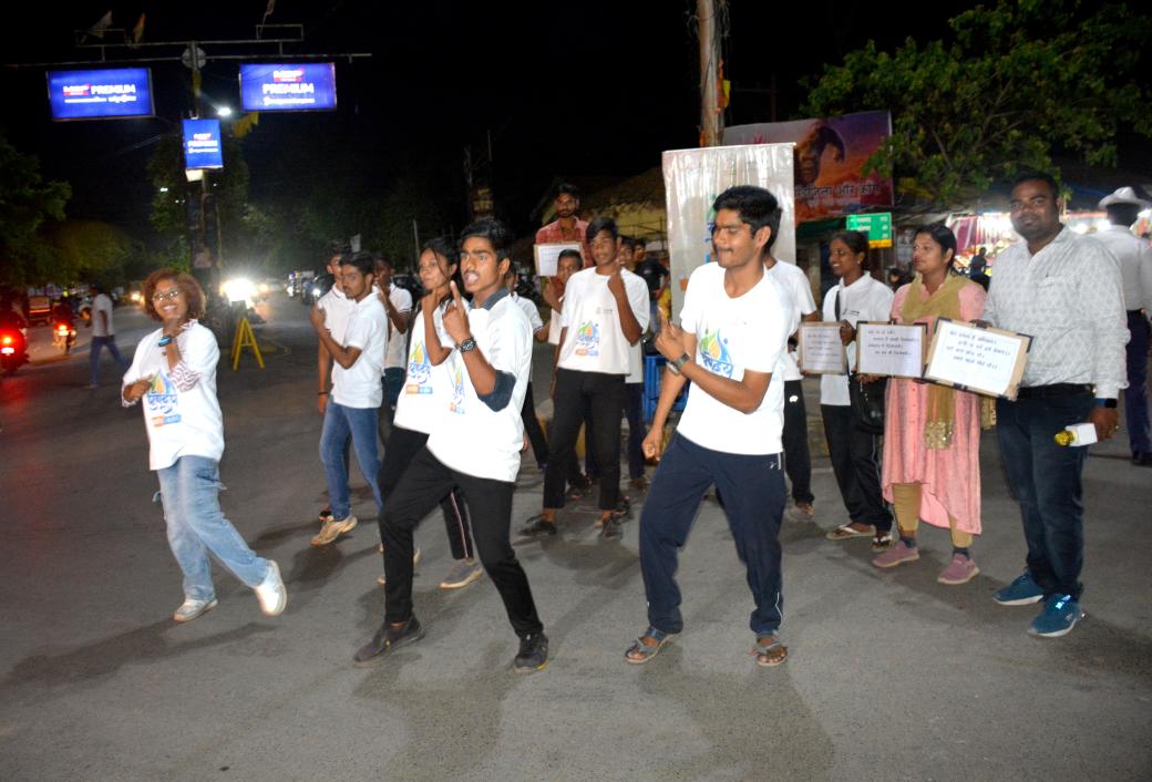 _tarun2001's tweet photo. युवोदय #HasdeoKeHero व शिक्षा विभाग द्वारा कचहरी चौक जांजगीर में #Flash_Mob के माध्यम से नगरवासियों को शत-प्रतिशत मतदान करने के प्रति बड़ी संख्या में नागरिकों को किया गया जागरूक।
#ECI_SVEEP #ECI #ChunavKaParv2024 #EveryVoteMatters #ChunavKaParv #DeshKaGarv @JanjgirDist https://t.co/Yja0c1Tac1