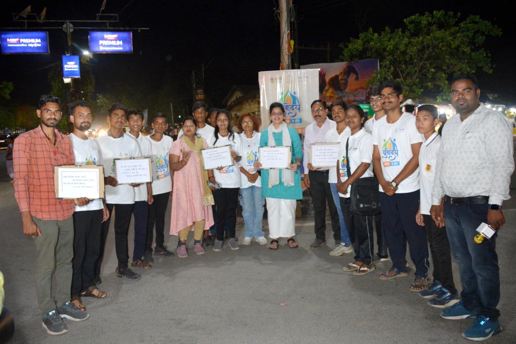 _tarun2001's tweet photo. युवोदय #HasdeoKeHero व शिक्षा विभाग द्वारा कचहरी चौक जांजगीर में #Flash_Mob के माध्यम से नगरवासियों को शत-प्रतिशत मतदान करने के प्रति बड़ी संख्या में नागरिकों को किया गया जागरूक।
#ECI_SVEEP #ECI #ChunavKaParv2024 #EveryVoteMatters #ChunavKaParv #DeshKaGarv @JanjgirDist https://t.co/Yja0c1Tac1
