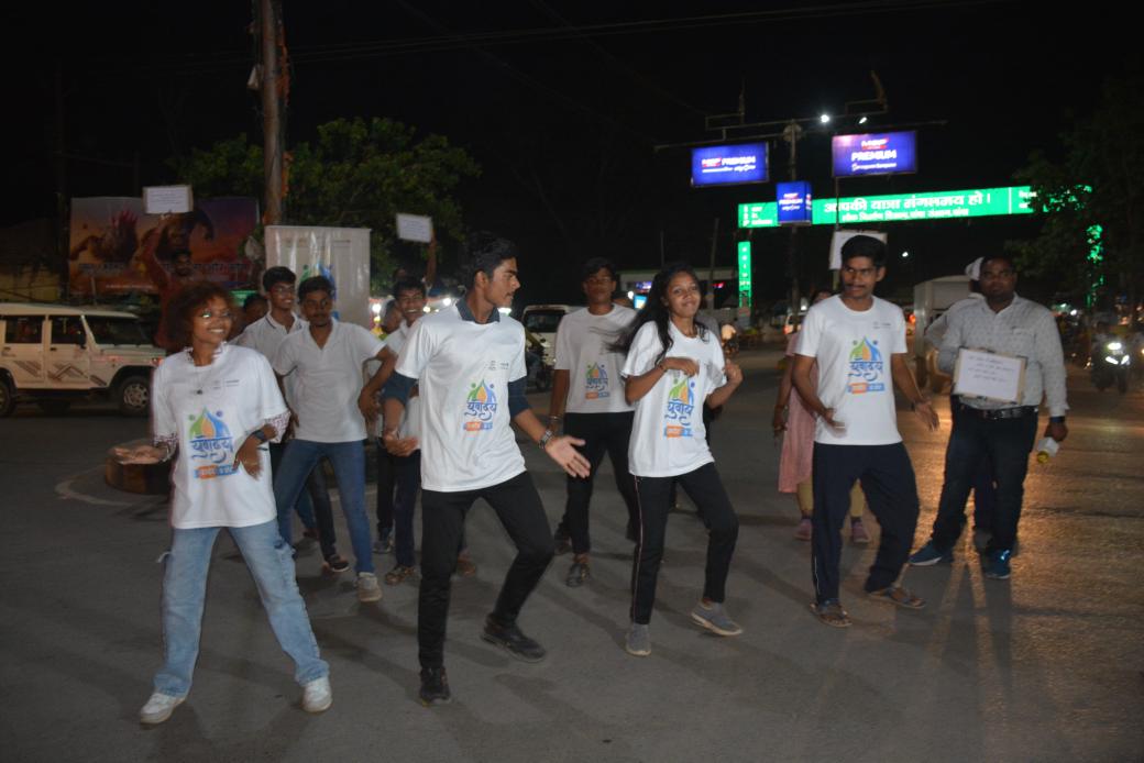 _tarun2001's tweet photo. युवोदय #HasdeoKeHero व शिक्षा विभाग द्वारा कचहरी चौक जांजगीर में #Flash_Mob के माध्यम से नगरवासियों को शत-प्रतिशत मतदान करने के प्रति बड़ी संख्या में नागरिकों को किया गया जागरूक।
#ECI_SVEEP #ECI #ChunavKaParv2024 #EveryVoteMatters #ChunavKaParv #DeshKaGarv @JanjgirDist https://t.co/Yja0c1Tac1