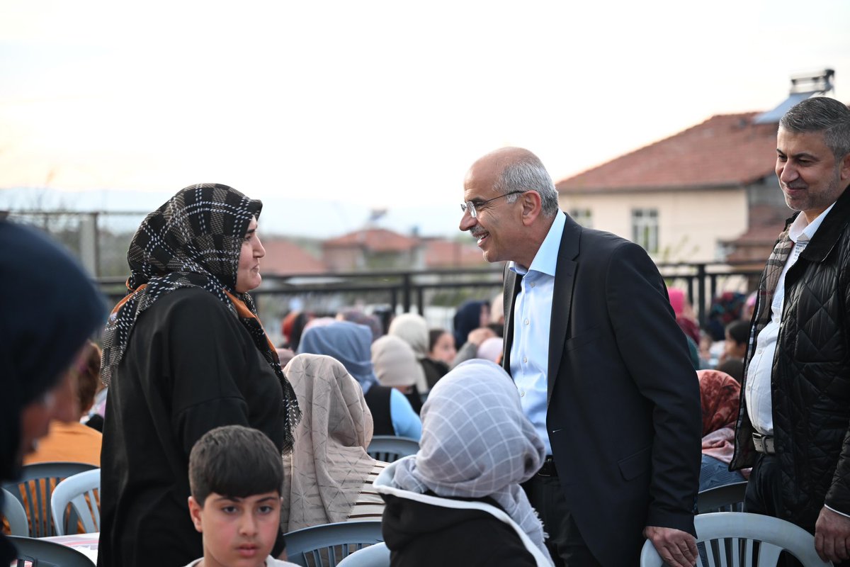 Ramazan-ı Şerif’in bereketinden faydalanmak için bugün de Melekbaba Mahallesi sakinlerimizle birlikte iftar yaptık. Rabbim tuttuğumuz oruçlarımızı kabul, muhabbetimizi ve huzurumuzu daim, eylesin.