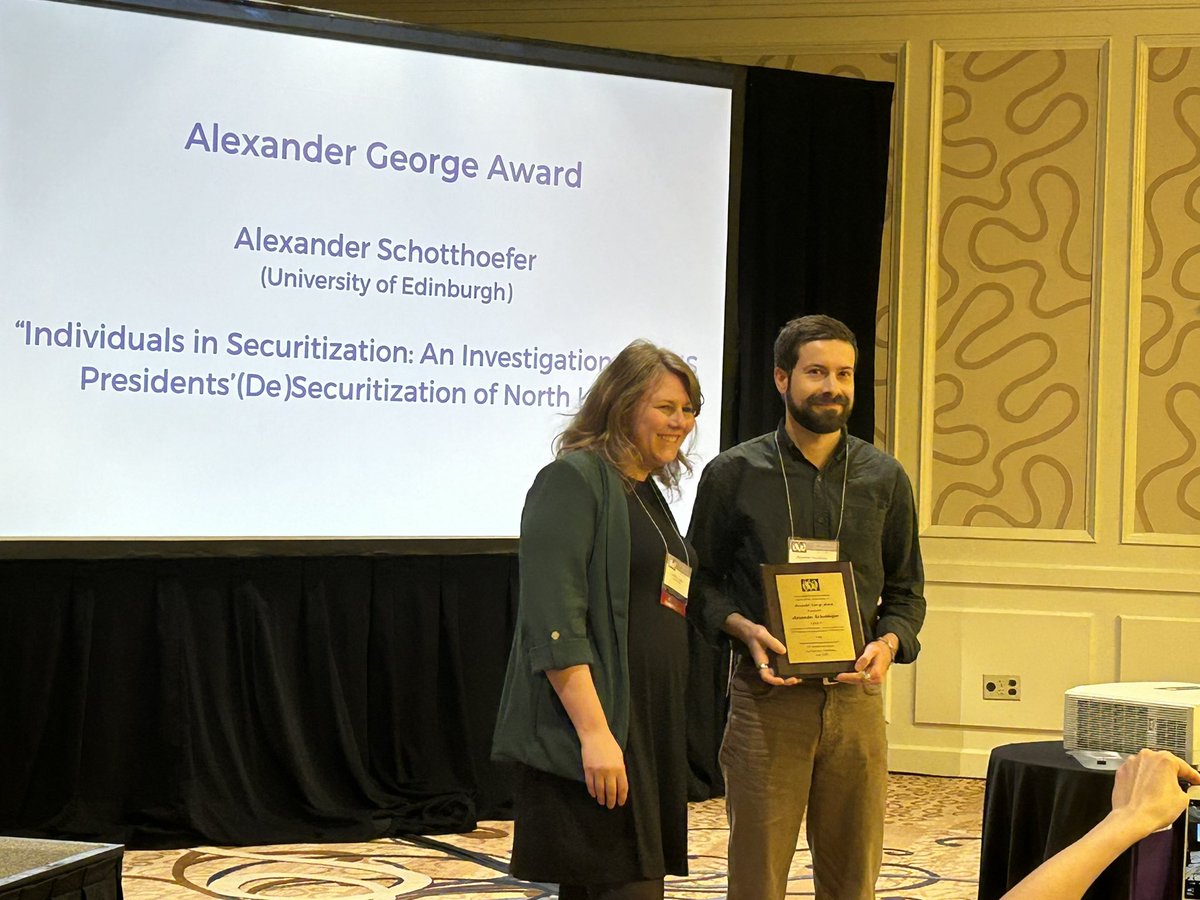 Big congrats to <a href="/a_schotthoefer/">Alexander Schotthöfer</a> for winning best grad student paper in the <a href="/FPA_ISA/">Foreign Policy Analysis @ ISA</a> section!!!👏👏👏👏 Proud supervisor moment 😃<a href="/FPA_Research/">Foreign Policy & Role Network</a> <a href="/EdinburghPIR/">P&IR Edinburgh</a>