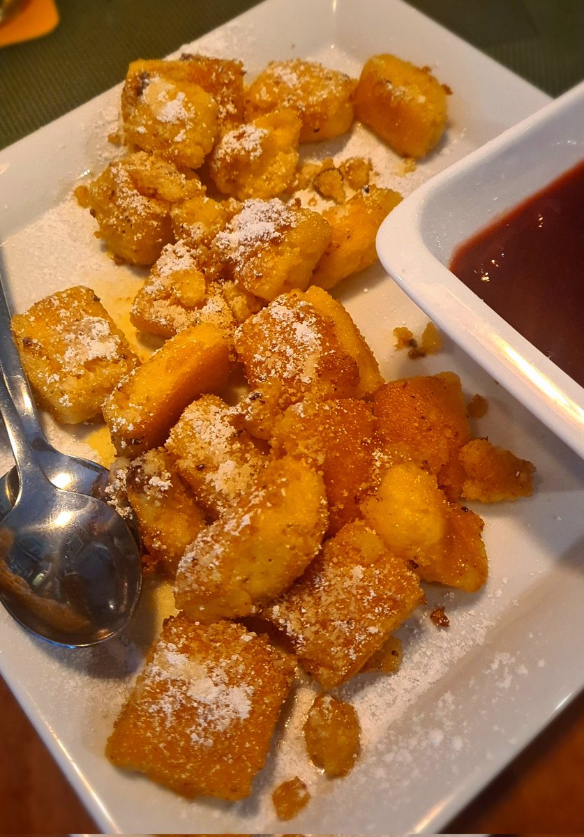 Opernjunkie's tweet photo. Vor der Oper für den schnellen Durst nen #PreOpernZwickl, Zwiebelrostbraten mit nem nicht ins Bild passenden Blaufränkisch als #PreOpernWein und #Kaiserschmarrn 😋 https://t.co/yu6lvWfsSj