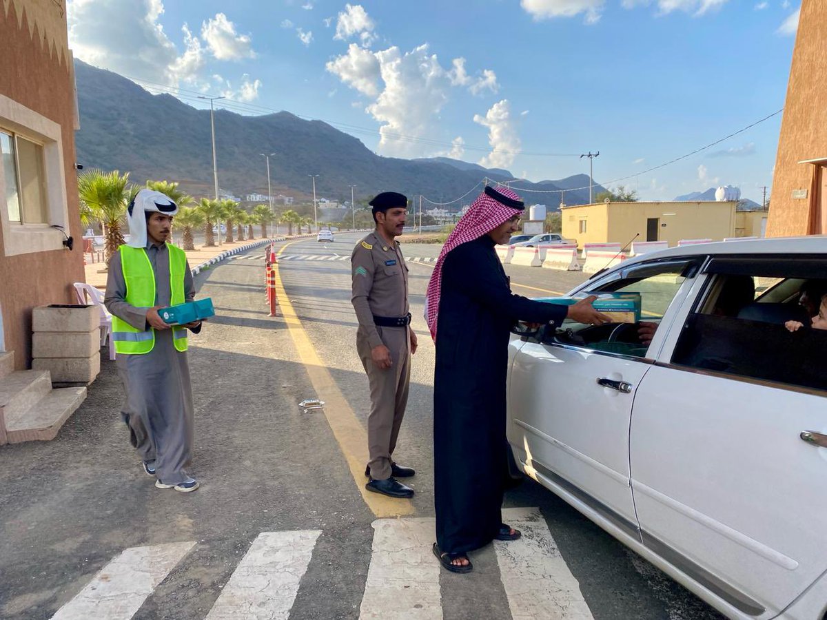 ضمن مبادرة #أجاويد2

#جمعية_البر_بخثعم توزع وجبات لإفطار الصائمين المسافرين على طريق أبها / الطائف في نقطة الخشبة ، بمشاركة رئيس الجمعية وموظفيها وعدد من المتطوعين ،،،
#أجاويد2 
#عسير
#بلقرن
#خثعم