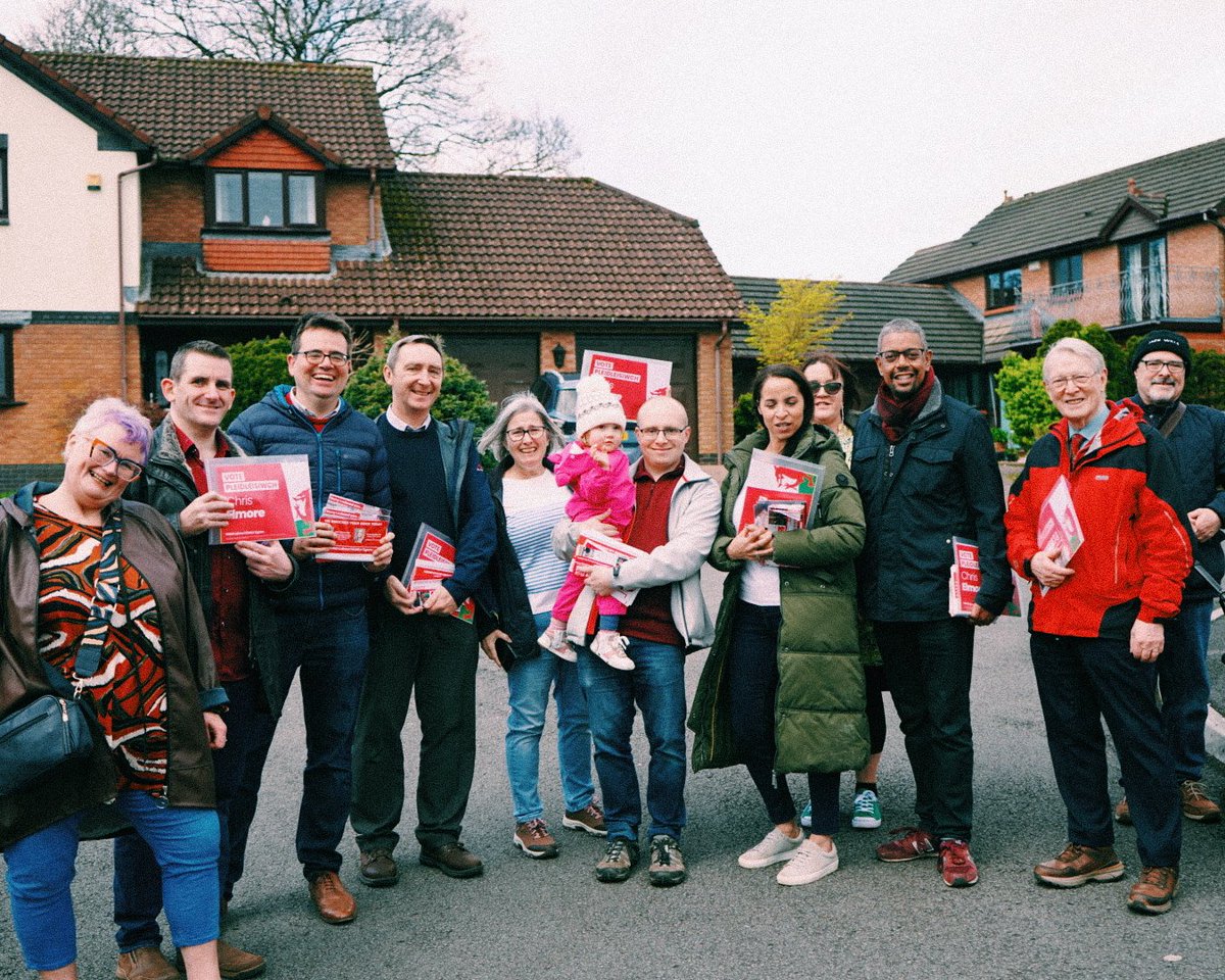 ☀ Tremendous turnout today in Brackla for @CPJElmore & @Emma_Wools. 🏴󠁧󠁢󠁷󠁬󠁳󠁿 Proud to welcome @vaughangething back to Bridgend as our new leader of @WelshLabour. 🌹 Voters wanted the Tories out and a new MP that will stand up for them.