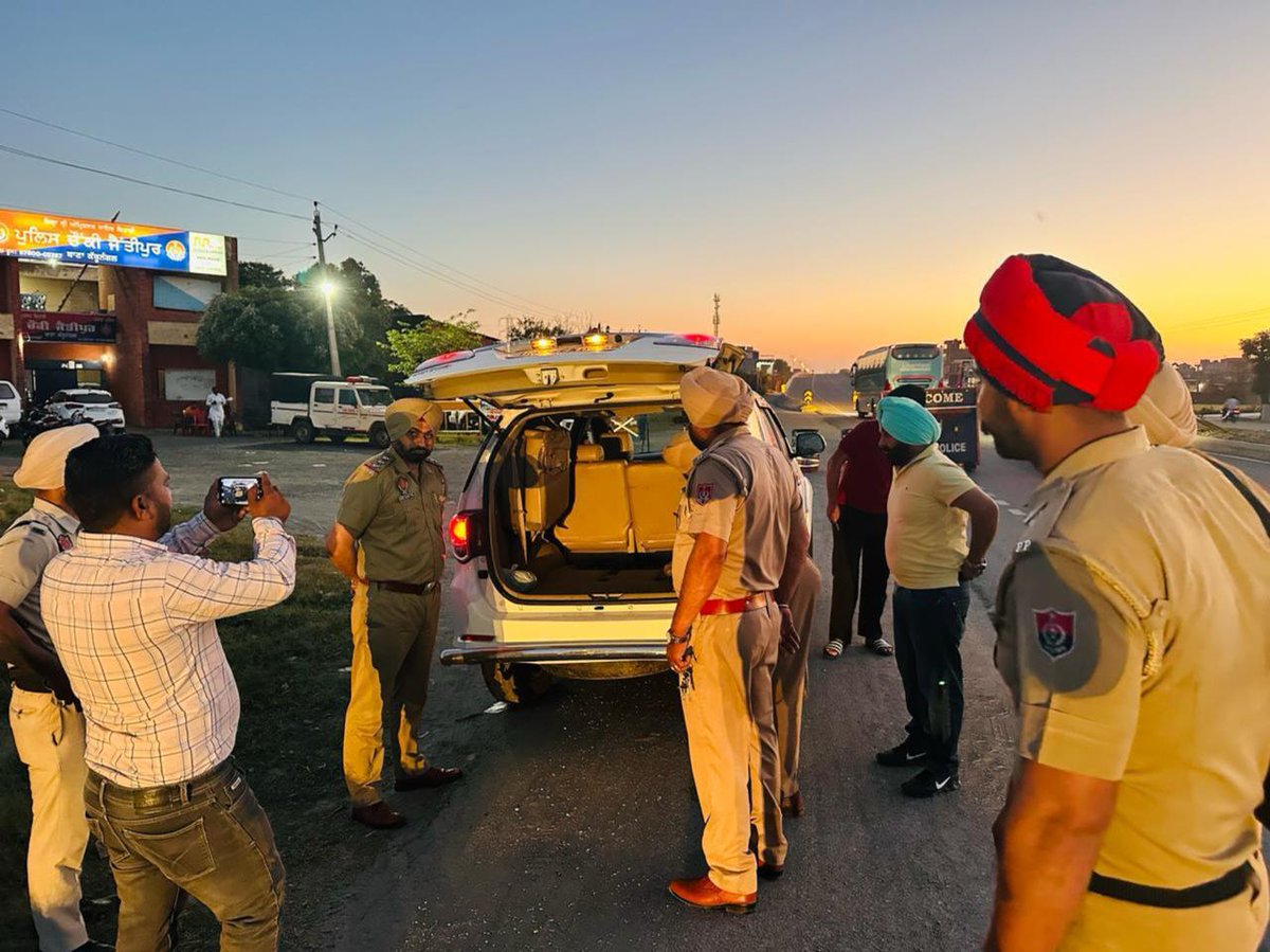 Amritsar Rural Police are conducting thorough night patrols and checks in the early hours of the morning to keep the rural area safe for residents.
#SafePunjab