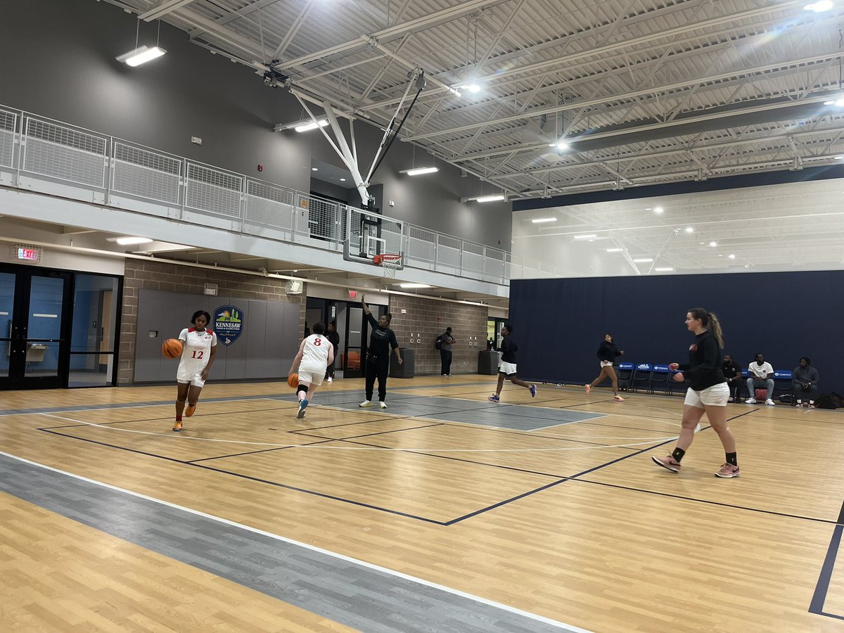 Mannayouth2013's tweet image. Saturdays are made for Basketball 💛⭐️🥰  @TourranWarner left his hoodie in the car… Soooooo 🤞💪
Let’s go @JamyiaGeorge12 and @DestinyColquit2 #YoungerGames #USBA