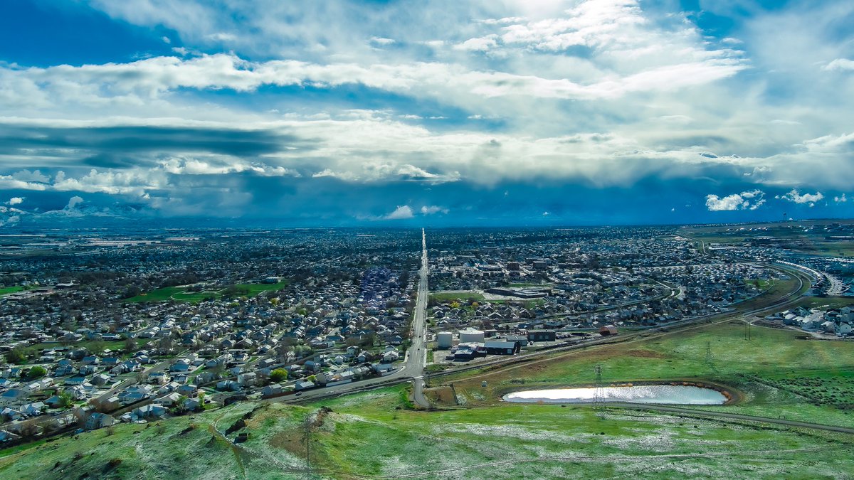 Blues, white,  green,  and yellows are all around the #OquirrhMountains in #utah #weather #drone #utwx @natwxdesk @abc4utah @ThePhotoHour @DroneHour @ukdronenation @fox13 @AutelRobotics @accuweather @KUTV2News @weathercaster @KSL5TV @weathercaster