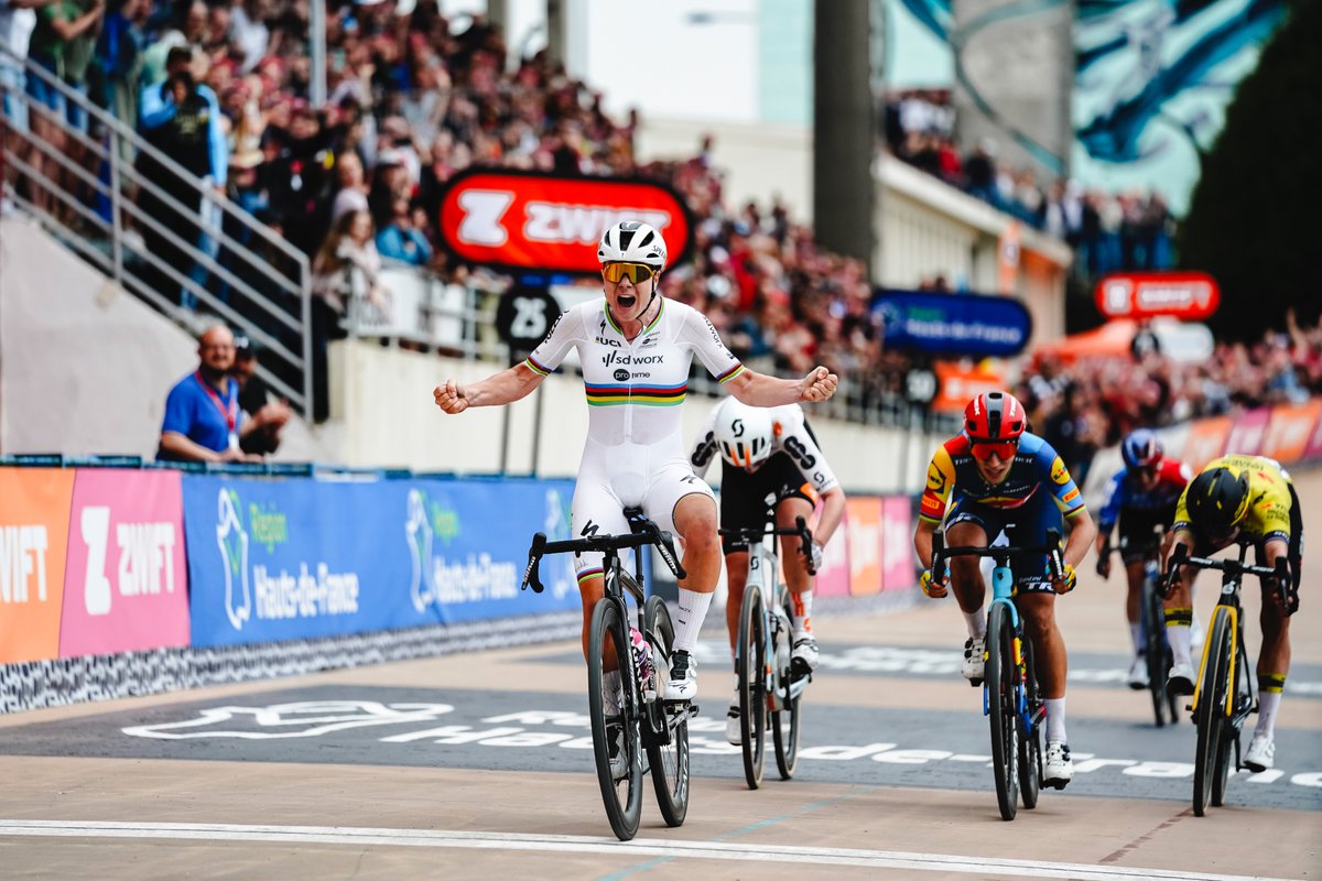 ⚡️ 𝐖𝐀𝐓. 𝐄𝐄𝐍. 𝐊𝐎𝐄𝐑𝐒. Lotte Kopecky beloont zichzelf voor een dag aanvallend rijden met een overwinning in de 𝗛𝗲𝗹 𝘃𝗮𝗻 𝗵𝗲𝘁 𝗡𝗼𝗼𝗿𝗱𝗲𝗻! Wat vind jij van deze epische race? ⤵️ #TDFFROTTERDAM2024 #TourDeFrance #TourDeFranceFemmes #Cycling #Bikes #Rotterdam