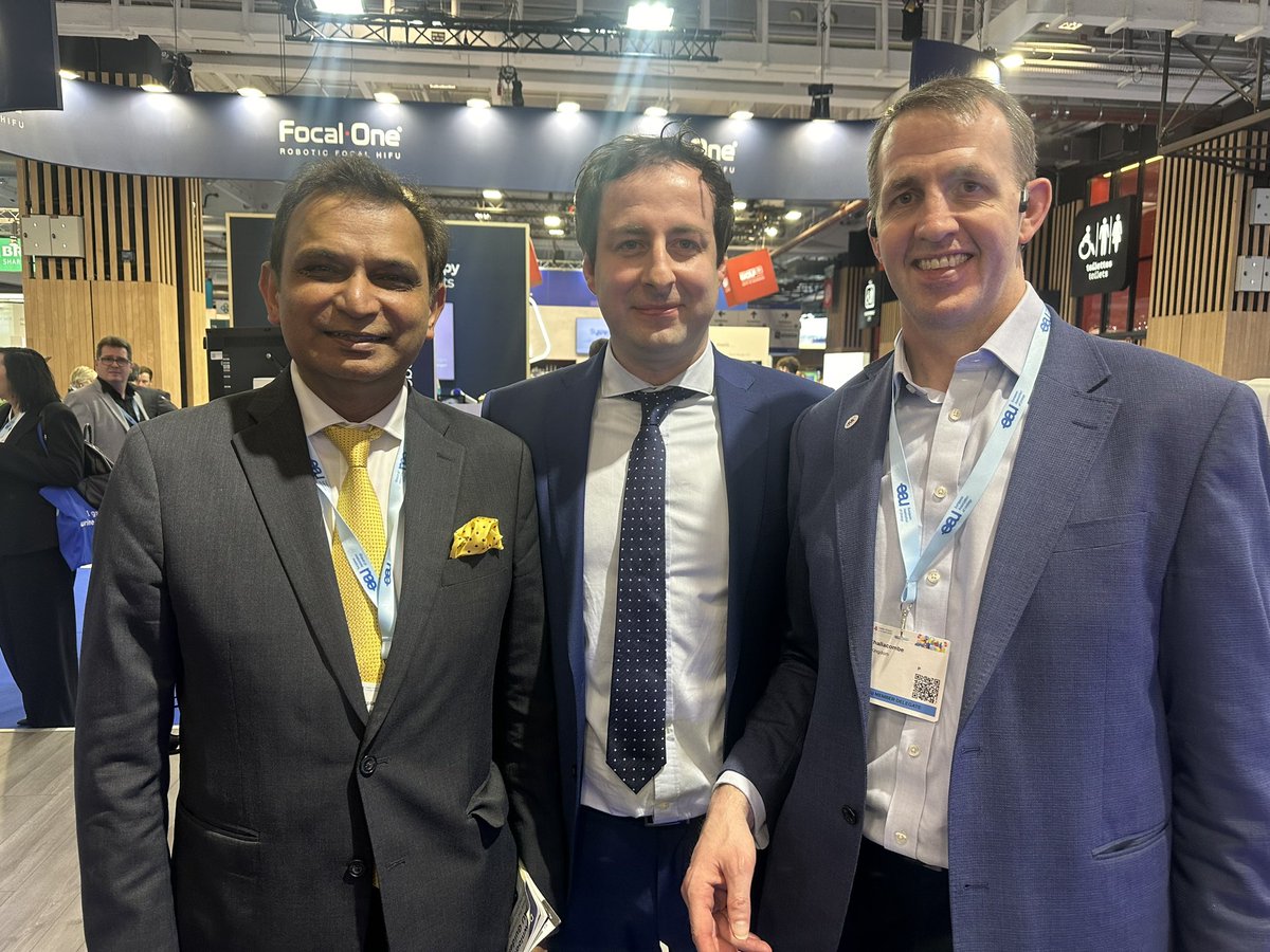 Great to catch up with old mentors and friends @benchallacombe and @prokarurol #EAU2024 

Reminiscing on very happy times at @GuysUrology 🥺