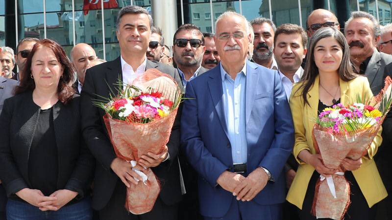 LogHaber's tweet photo. Abdullah Zeydan, görevi devraldı.

“Halkımız Van'da tarih yazdı, belediyelerin tümünü kayyımdan alıp halka teslim etti.” https://t.co/ez68bH0yR8