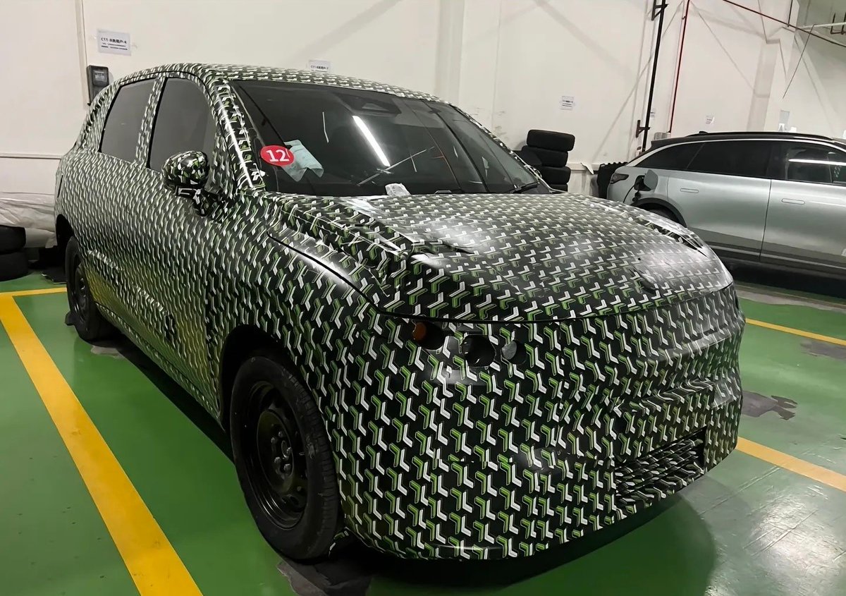 📸 **Spy Shots Alert:**  
🚙 #Leapmotor's A-class SUV, codenamed A12, caught on camera!  
💰 Expected Price Range: 100-150k RMB  
📅 Official Launch: 2025  
🔍 Keep an eye out for this sleek ride hitting the streets soon!  
#Automotive #SUV #UpcomingLaunch 🌟