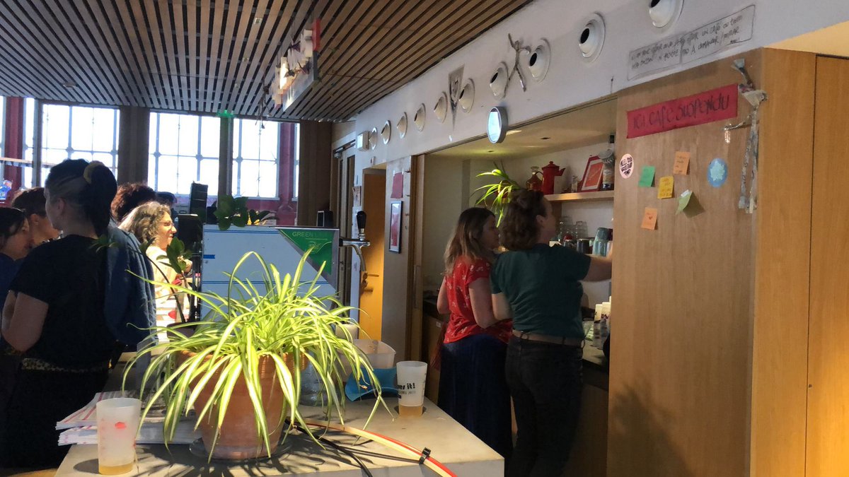 EnseignantsGaza's tweet photo. Pas assez de places assises hier à Bordeaux pour la soirée « Rencontre autour de l’éducation en Palestine » !
Conférence avec projection de reportages, témoignage, débat et moment convivial pour dénoncer les attaques contre l’éducation à #Gaza et en #Cisjordanie !
#StopEducide https://t.co/KSxccKncW8