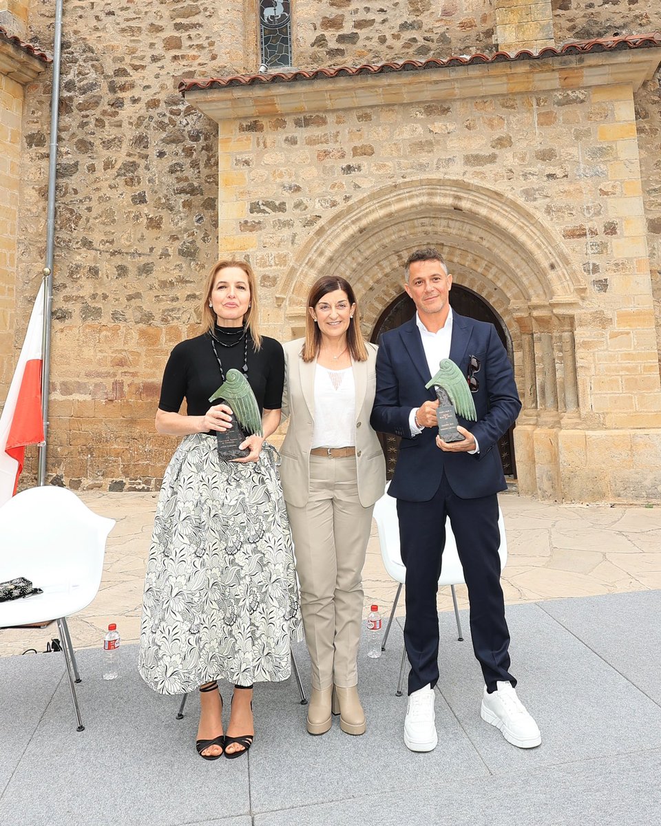 AlejandroSanz's tweet image. Qué regalo de día, de gente y de lugar. Belleza en cada rincón. Cantabria, gracias por el cariño, gracias por este galardón como Beato de Liébana ❤️🙏
Un agradecimiento sincero que late al ritmo de un corazón feliz 🥷