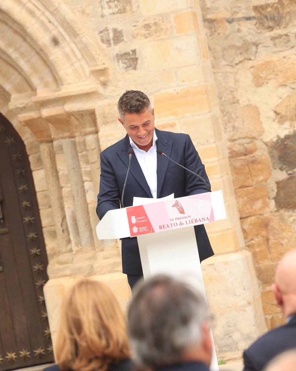 AlejandroSanz's tweet image. Qué regalo de día, de gente y de lugar. Belleza en cada rincón. Cantabria, gracias por el cariño, gracias por este galardón como Beato de Liébana ❤️🙏
Un agradecimiento sincero que late al ritmo de un corazón feliz 🥷