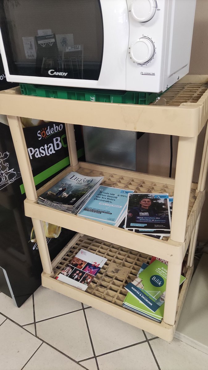 AgnesDupin's tweet photo. Quand tu en es rendu à recruter des policiers municipaux en mettant des tracts sous le micro-ondes du super U ? On en rit ou on en pleure ? #nantes #déni #JoJoOut #PM #chombart26 https://t.co/lrWrUs0lMq