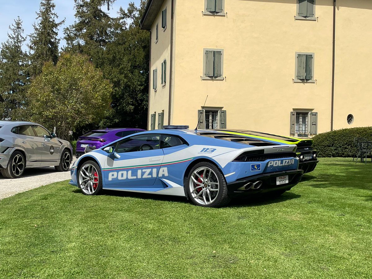 poliziadistato's tweet photo. Oggi è domani #7aprile all’ autodromo di Imola siamo presenti con le nostre Lamborghini Urus E Huracan della #poliziastradale 
Ci trovate al #LamborghiniArena insieme a centinaia di bolidi provenienti da ogni parte del mondo. #essercisempre #poliziaemotori #6aprile https://t.co/wFNPD4VlgH